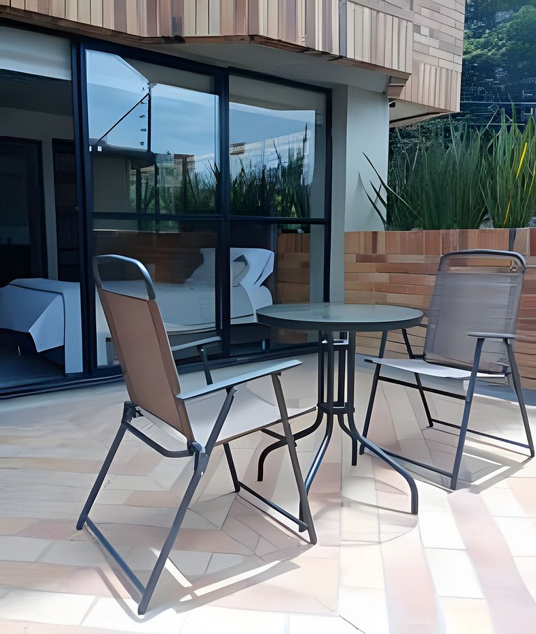 Estudio espacioso con patio