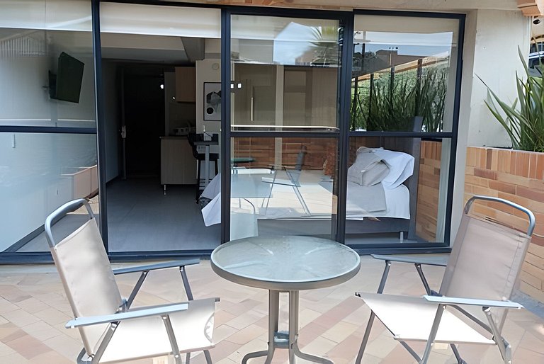 Estudio espacioso con patio