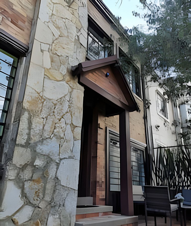 Estudio moderno en casa clasica Inglesa